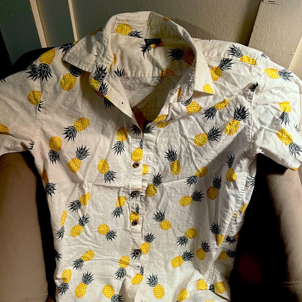 Boys’ size 14 button down short sleeve Aloha Hawaiian shirt. Fun pineapple print